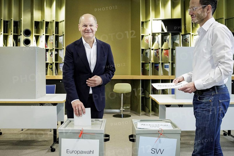 Olaf Scholz, Federal Chancellor (SPD), casts his vote for the European elections and for the election of the city council of the state capital Potsdam at a polling station in Potsdam. Potsdam, 09.06.2024