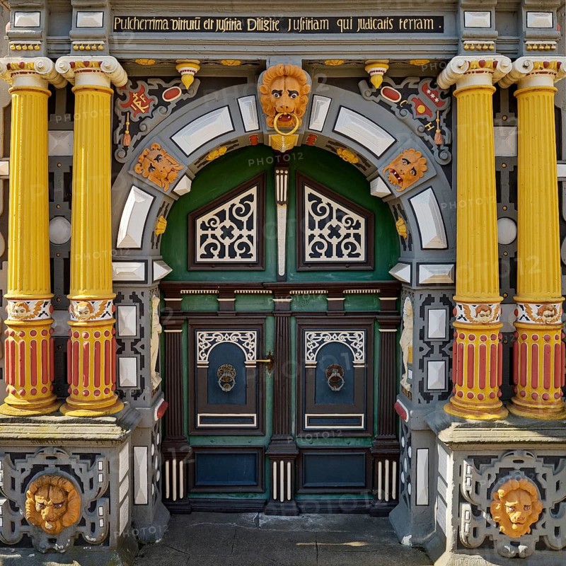 Main portal with colourful wood carving on Münden Town Hall, Weser Renaissance, Hann. Münden or Hannoversch Münden, Lower Saxony, Germany