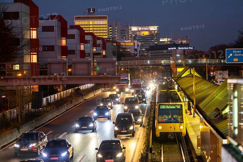 Motorway A40, Ruhrschnellweg, in Essen, route through the city centre, is affected by a possible diesel driving ban, Skyline, Essen, North Rhine-Westphalia, Germany