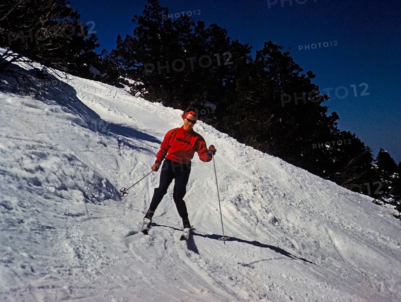 Frau beim Skifahren auf einem steilen, verschneiten Berghang in Zypern 1963