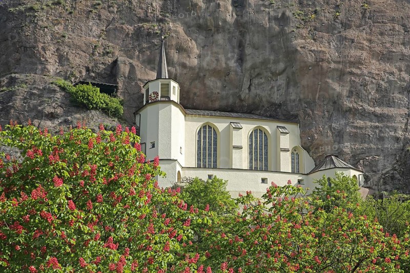 Rock church built in 1484 and landmark, rock, cliff, stone wall, blossoms, Idar-Oberstein, Hunsrück, Rhineland-Palatinate, Germany