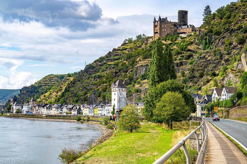 The town of St. Goarshausen, on the Rhine in the Upper Middle Rhine Valley, Katz Castle, federal road B42, Rhineland-Palatinate, Germany