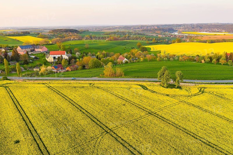 Aerial view of the village of Obermuschütz, in the background the Elbe valley with Göhrischfelsen, Diera-Zehren, Meissen, Saxony, Germany