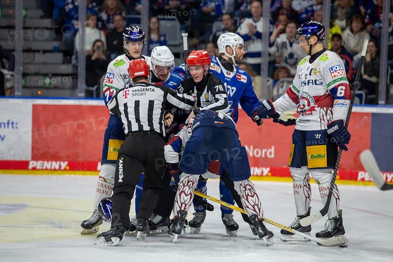 DEL, German Ice Hockey League season 2024/25, Matchday 52: Adler Mannheim vs Eisbären Berlin***Picture: Scuffle between Manuel Wiederer (21, Berlin) and Marc Michaelis (65, Mannheim) . Both receive penalties for excessive force