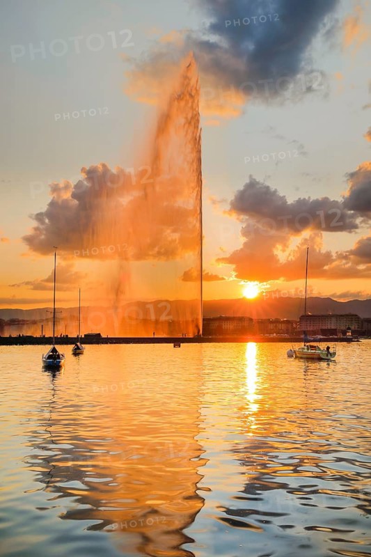 The Jet deau, backlit at sunset, landmark in the Geneva harbour basin, Canton of Geneva, Switzerland