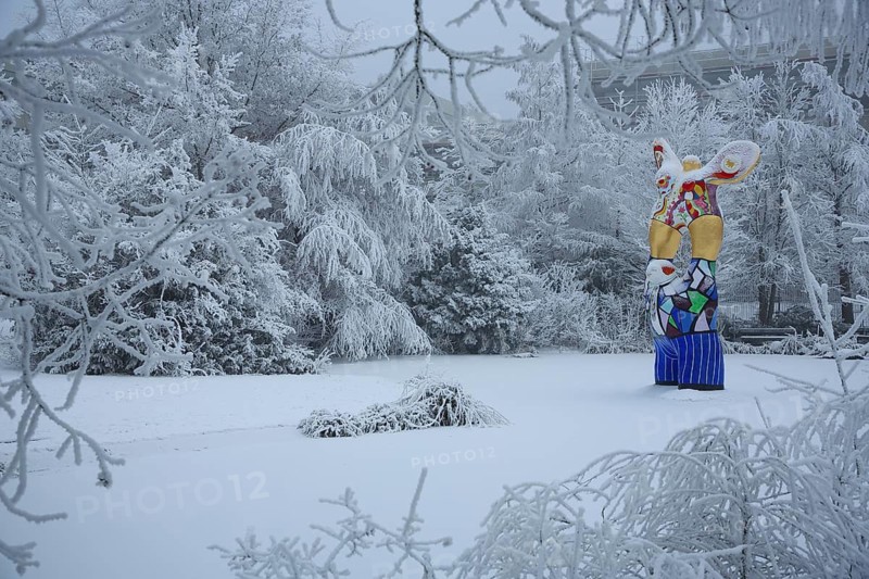 Sculpture Le poète et sa muse - The Poet and his Muse by Niki de Saint Phalle, Nana, colourful, female figures, modern art, ice, snow, winter, hoarfrost, frost, sculpture trail, university, Eselsberg, Ulm, Baden-Württemberg, Germany