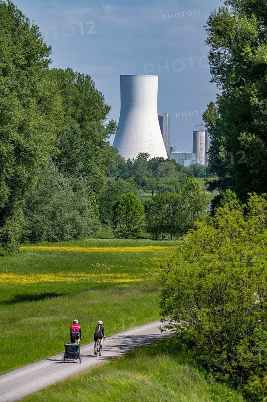 Rhine meadows near Duisburg-Beeckerwerth, footpath, cycle path on the Rhine dyke, view of the STEAG Walsum power station, coal-fired power station, North Rhine-Westphalia, Germany