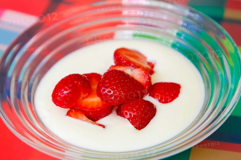 Quark with fresh strawberries, dessert, dessert bowl, healthy, fruit, dairy product, vegetarian, food photography, studio, Germany