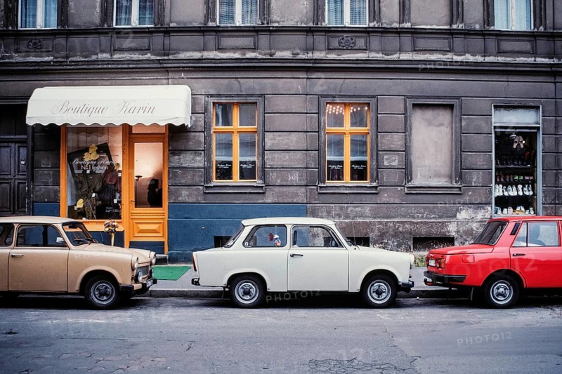 Historical photo street scene with trotting in front of a renovated boutique, location unknown, 1990