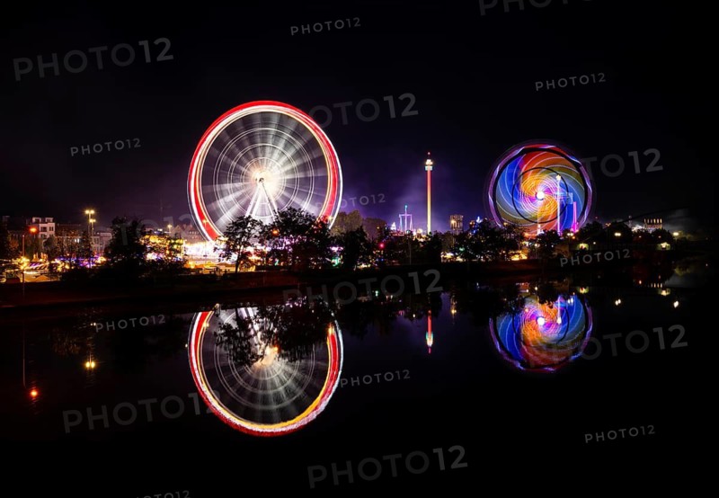 Night shot, overview, reflection in the river Neckar, Ferris wheel, Europa Rad, Gladiator, rides, movement, movement effect, Cannstatter Wasen, folk festival, Bad Cannstatt, Stuttgart, Baden-Württemberg, Germany