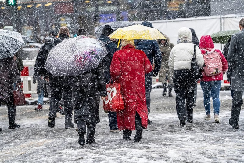 Winter weather, heavy snowfall, city centre traffic, passers-by in the snow, Essen, North Rhine-Westphalia, Germany