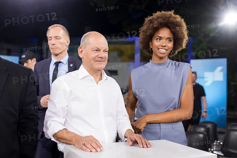 Olaf Scholz (Chancellor of the Federal Republic of Germany, SPD) with moderator at the Chancellor's talk at ufaFabrik in Berlin on 4 September 2024