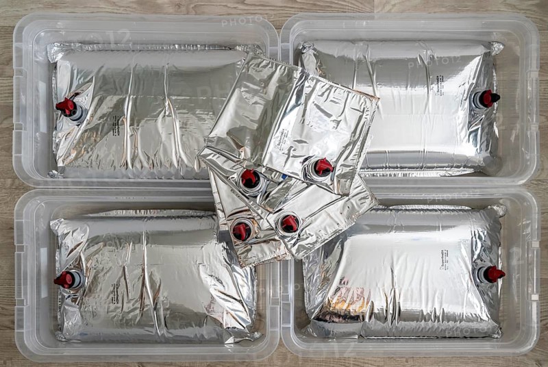 10 litre water bag, for storing drinking water at home, as an emergency reserve in the event of a blackout or similar, lightweight, foldable, reusable bag made of multi-layer film, with tap, for long-term storage of up to one year, recommended 3 litres of drinking water per person, for 10 days of storage