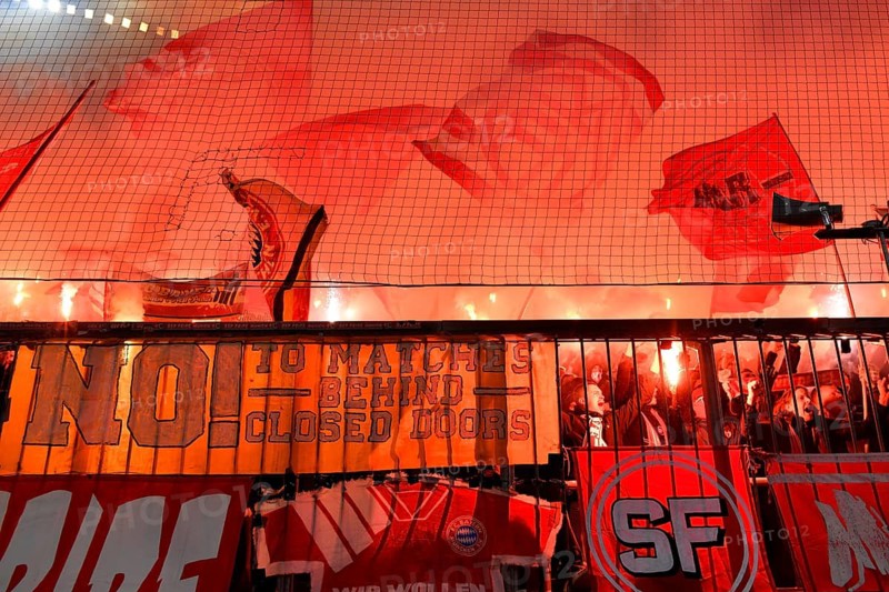 Bengalos, pyrotechnics, pyro, fireworks, fan block, fans, fan curve, flags, flags, atmosphere, atmospheric FC Bayern Munich FCB, UEFA Champions League Allianz Arena, Munich, Bavaria, Germany
