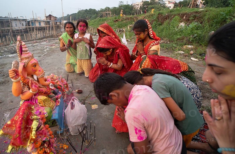 Devotees offer prayers to the Ganesha idol before immerse in the Brahmaputra river, during Ganesh Chaturthi festival, in Guwahati, Assam, India on Saturday, 9 Sept 2024