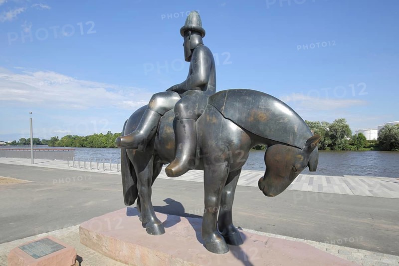 Leinreiter sculpture by Detlef Kraft 1996, modern art, metal sculpture, monument to Treidler am Main, shipmaster, equestrian statue, backwards, upside down, wrong direction, banks of the Main, waterfront, Rüsselsheim, Hesse, Germany