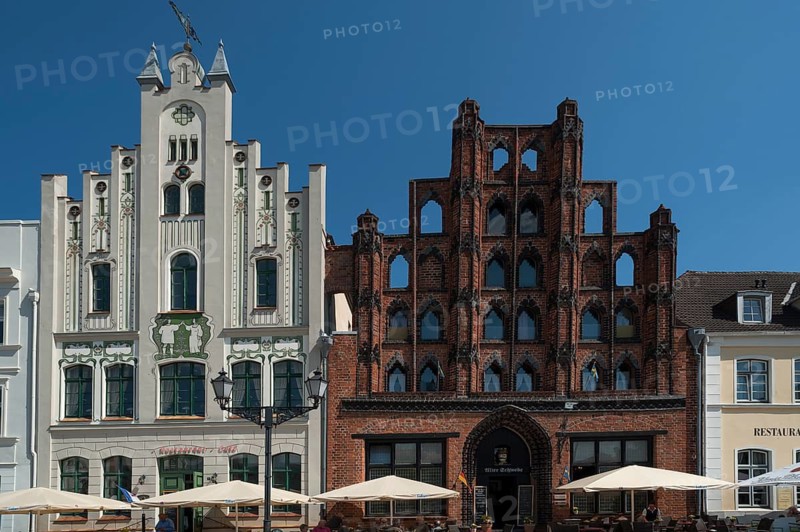 Historic buildings on the market square, Art Nouveau house on the left, Old Swede on the right, oldest town house in Wismar dating from 1380, now an inn, Am Markt, Wismar, Mecklenburg-Western Pomerania, Germany