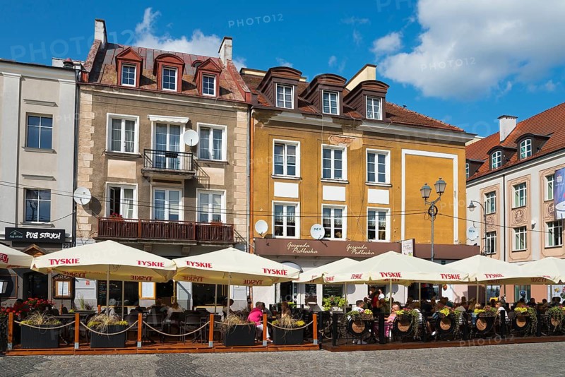 Street cafés with decorative umbrellas and people on a busy square, Kosciuszko Market Square, Bialystok, Bialystok, Bjelostock, Podlasie, Poland