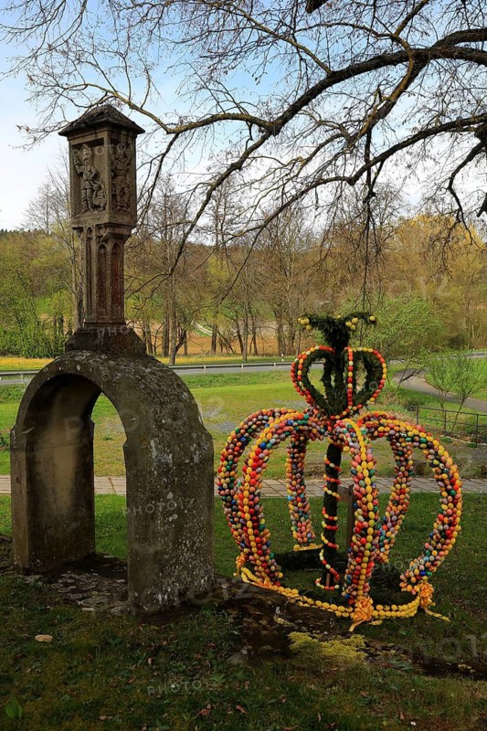 Customs, Easter fountain, place of worship, stone arch with a wayside shrine in honour of St. Notburga, at the church of St. George in Pfaffendorf, Altenkunstadt, district of Lichtenfels, Franconian Switzerland, Upper Franconia, Bavaria, Germany