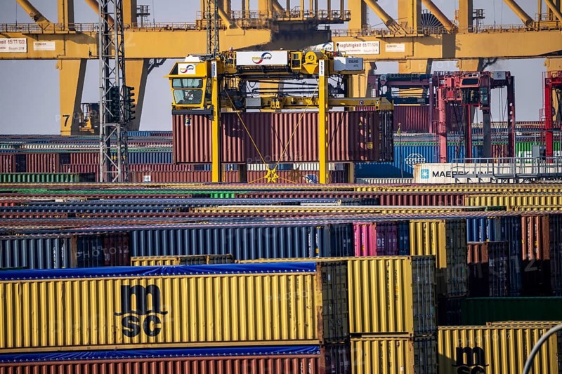 Container terminal in the seaport of Bremerhaven, Eurogate Container Terminal with almost 50 container gantry cranes, cranes, on a length of over 4 KM at the mouth of the Weser, straddle carriers bring the containers to and from the container ships, or store them between, Bremerhaven, Bremen, Germany