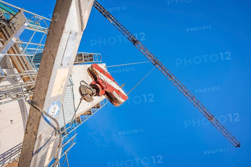 Crane and building in an oblique perspective in front of a clear sky, ZOB Calw reconstruction for Hermann Hessebahn, Calw, Black Forest, Germany