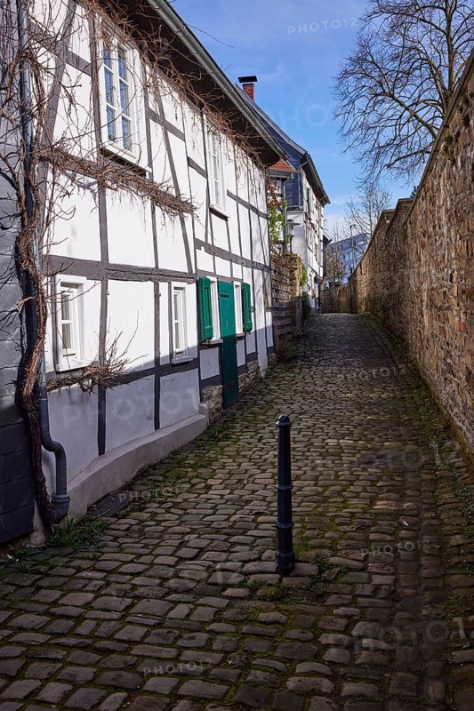 Narrow alley between the town wall and half-timbered houses in Hattingen, Ennepe-Ruhr district, North Rhine-Westphalia, Germany