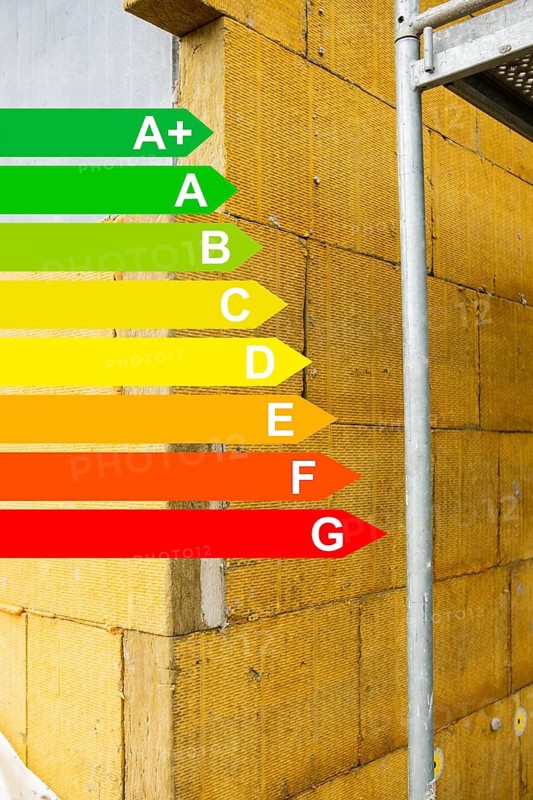 Insulation of a façade with mineral fibre boards, graphic with energy efficiency classes for buildings according to the GEG