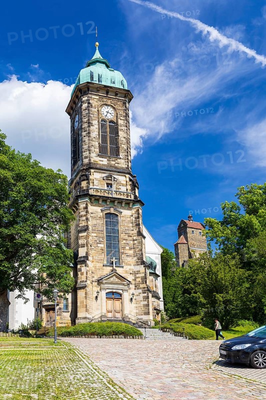 Town church, in the background the Seigerturm of Stolpen Castle, Saxony, Germany