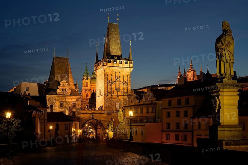 Charles Bridge in the evening, night shot, Apostle, Hradcany, Prague, Czech Republic, Prague, Czech Republic