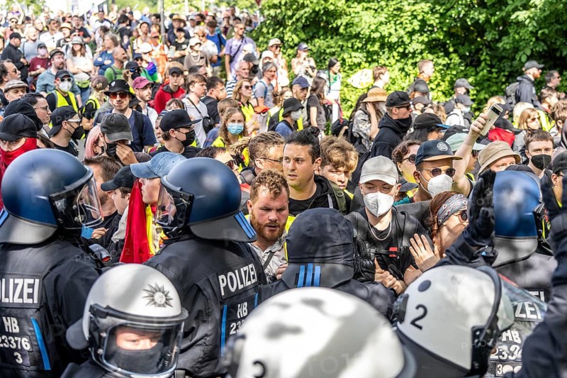 Riots in the run-up to the AFD party conference in Essen, demonstrators try to prevent AFD delegates from entering the Grugahalle, they are led through the demonstrators by a massive police contingent, there were many scuffles, Essen, North Rhine-Westphalia, Germany