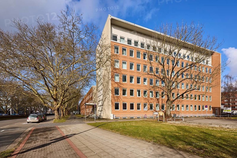 Lower Saxony Ministry of Social Affairs, Labour, Health and Equal Opportunities, brick building, commercial building, facade, window, bare winter trees, parking strip, blue sky, cumulus clouds, street Gustav-Bratke-Allee, Hanover, state capital, Hanover region, Lower Saxony, Germany