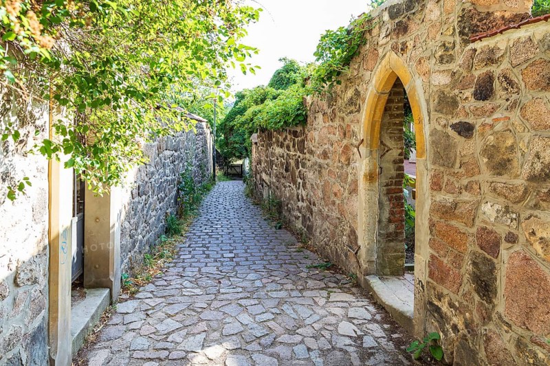 Narrow alley between 2 walls in Altkötzschenbroda, Radebeul, Saxony, Germany