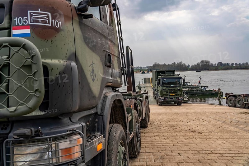 Transport exercise of the Dutch army, on the Rhine between Kalkar-Grieth and Emmerich-Dornick, more than 160 military vehicles are transported across the Rhine by the pioneers of the Dutch armed forces, the exercise is also used to train the procedures with the German authorities, if larger units are to be deployed, e.g. to Eastern Europe and the Rhine bridges are not usable, so-called NATO ramps were used, which were built many decades ago for such Rhine crossings, North Rhine-Westphalia, Germany