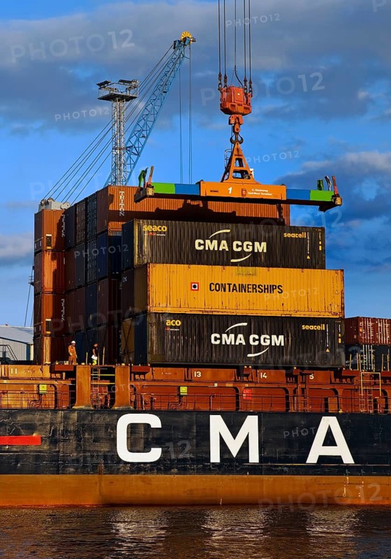 Container ship loading in Steinwerder Harbour at the South-West Terminal, Norderelbe, Hamburg, Germany