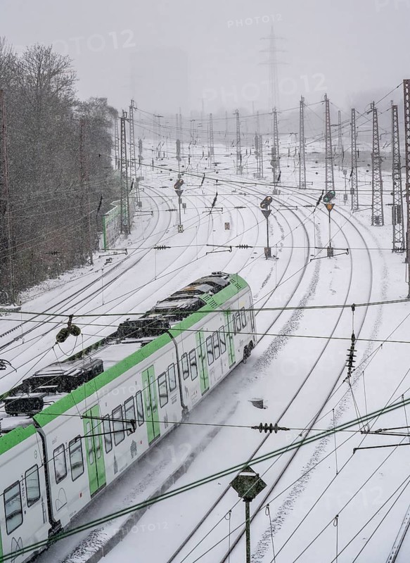 Onset of winter with lots of fresh snow and temperatures below -5 degrees during the day, railway line between Essen and Bochum, except for a few regional connections, all trains are temporarily cancelled, RRX regional express, Abellio, runs again, Essen, North Rhine-Westphalia, Germany