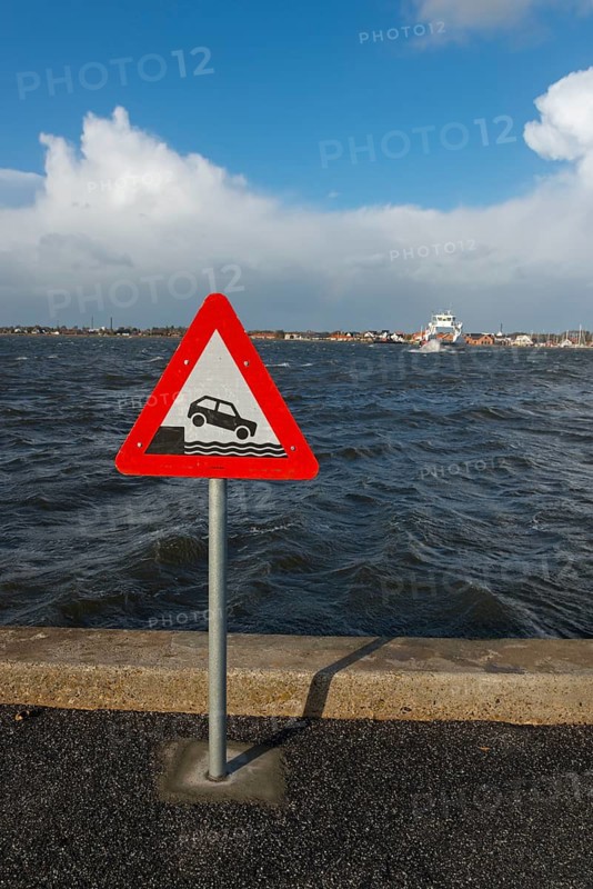 Sign warning of the danger of getting into the water, traffic sign at the ferry harbour, Egense, Hals, Mou, Aalborg, Nordjylland, North Jutland, Limfjord, Kattegat, Denmark