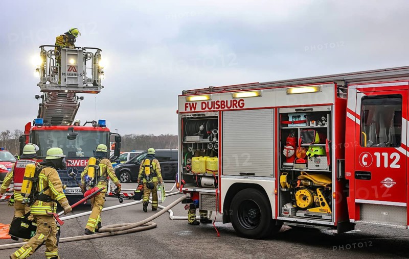 Duisburg, North Rhine-Westphalia, Germany, firefighting exercise, people are rescued from a burning flat. Press event: Federal Chancellor Olaf Scholz visits fire engine 530 of the Duisburg volunteer fire brigade at fire and rescue station 5 in Homberg. Together with a firefighting unit of the professional fire brigade, the firefighting school is also housed there