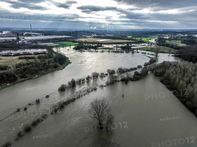 Marl-Haltern am See, North Rhine-Westphalia, Germany, Flooding on the Lippe, river in the Ruhr area, in Haltern-Lippramsdorf and Marl, HaLiMa for short, the flood protection dykes were renewed over a length of 5.6 kilometres. The existing dykes on the north and south banks of the Lippe were replaced by new, relocated dykes. A floodplain area of around 60 hectares was created. The fields, the farmers' agricultural land next to the watercourse are flooded and serve as retention areas and floodplains for flood protection. The Marl Chemical Park in the background