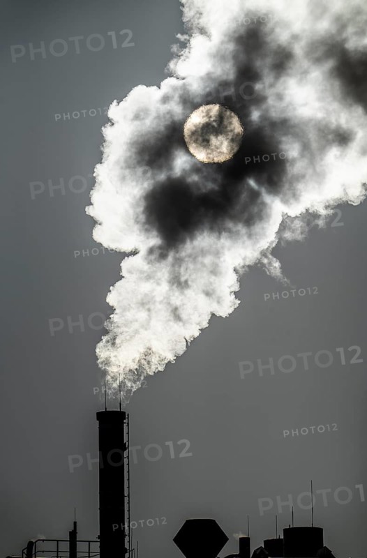 The Igony heating plant in Essen-Rüttenscheid, a district heating plant fuelled by natural gas, which supplies the Essen University Hospital and the Alfried Krupp Hospital near and many residential buildings with district heating all year round, cold winter morning, plumes of smoke, North Rhine-Westphalia, Germany