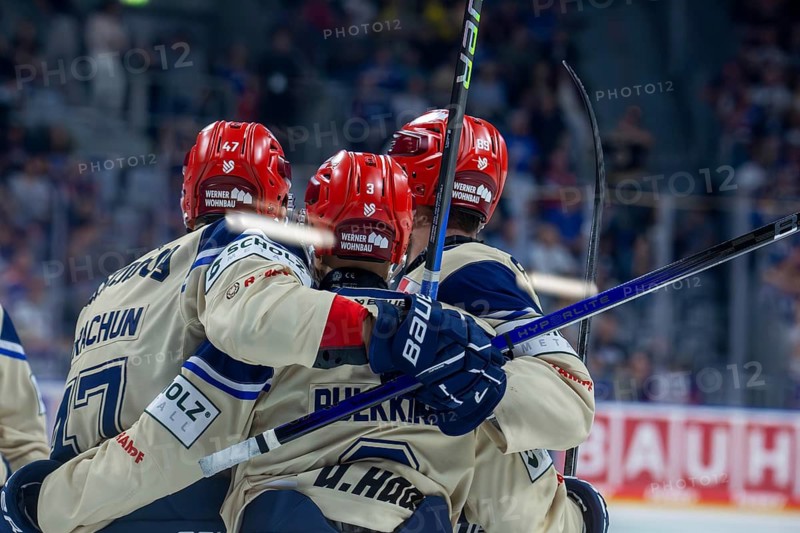 20.09.2024, DEL, German Ice Hockey League season 2024/25, Matchday 1: Adler Mannheim against Schwenninger Wild Wings. Picture: Cheers at Schwenningen after the 1:1 by Zach Senyshyn