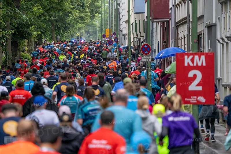 The Essen company run, traditional run, 5 KM running course through the Rüttenscheid district, with many spectators, over 14, 000 participants in 3 running waves, major event, Essen, North Rhine-Westphalia, Germany