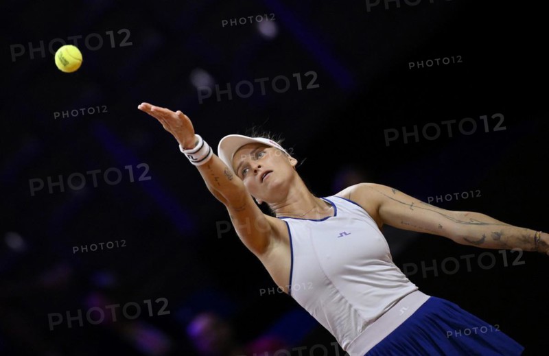 Marketa Vondrousova (CZE) action, serve, tennis, Porsche Cup 2024, Porsche Arena, Stuttgart, Baden-Württemberg, Germany
