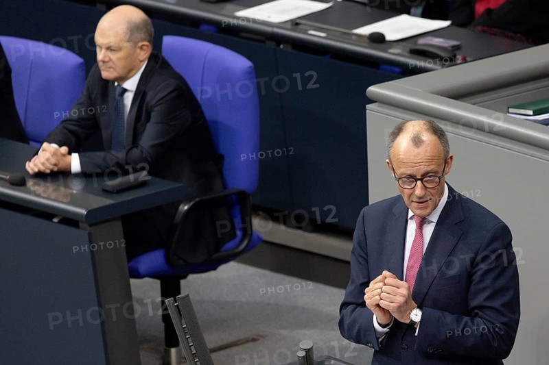 Olaf Scholz (SPD, Federal Chancellor) and Friedrich Merz (CDU) during a Bundestag debate on a government statement on domestic policy issues in the German Bundestag, Berlin, 29/01/2025 Friedrich Merz (CDU) proposes a new law to tighten immigration controls and hints that he would also be open to support from the far-right AfD (Alternative for Germany) party in the vote