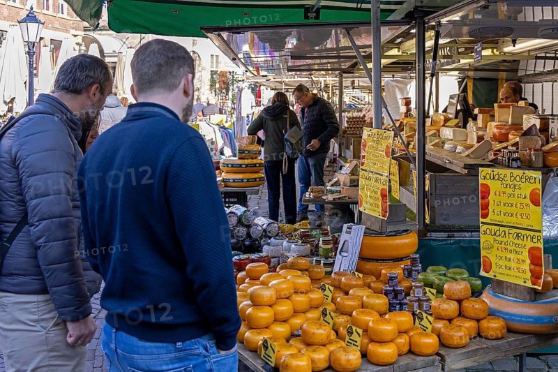 Customers, cheese stand, marketplace, Gouda, Holland, Netherlands