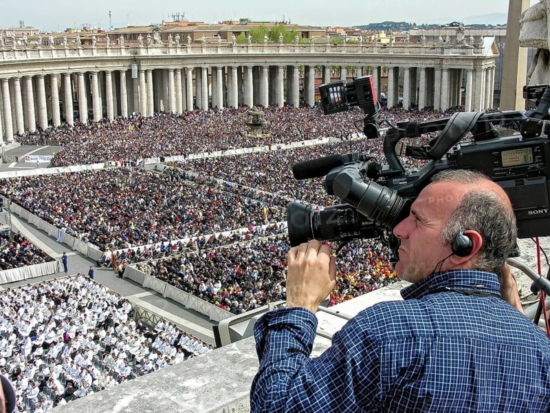 Cameraman at the inauguration ceremony of Pope Benedict XVI, Piazza San Pietro, St. Peter's Square, Vatican, Rome, Lazio, Italy