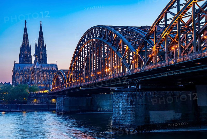 Cologne Cathedral, has been shining in new light since Easter 2025, the old metal halide lamps have been replaced by over 700 modern LED lamps, reducing energy consumption by around four fifths, significantly improving the quality of light and greatly reducing light emissions, 12 KM of new cables were laid for this, Hohenzollern Bridge, railway bridge over the Rhine, North Rhine-Westphalia, Germany