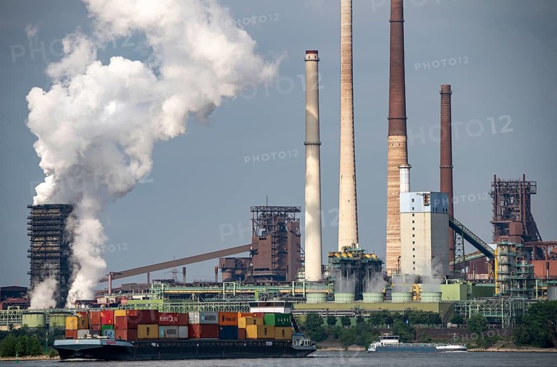 Rhine at Duisburg Bruckhausen, Marxloh, Thyssenkrupp Steel steelworks, blast furnaces, sintering plant, discharge cloud of the Schwelgern coking plant, cargo ships