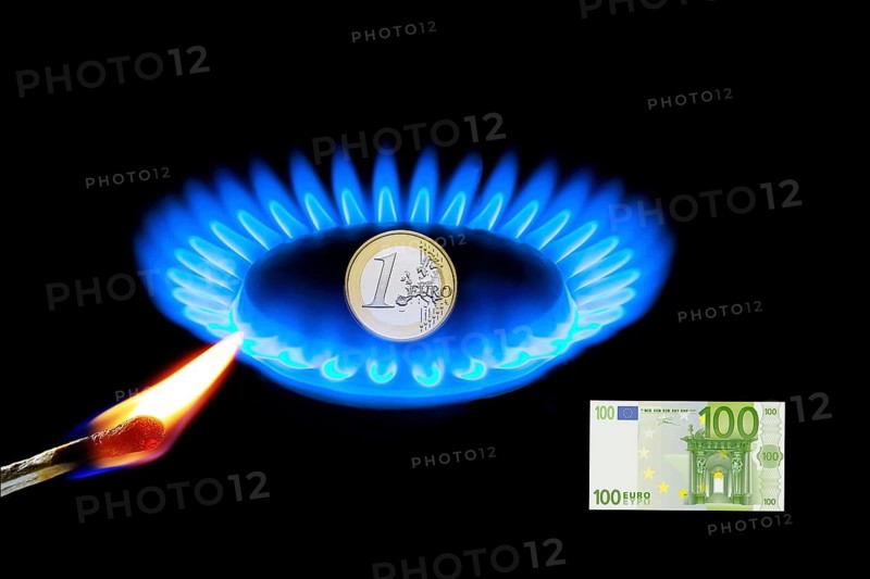 Gas flame with 1 euro coin, gas embargo, gas embargo, energy prices, inflation rate, gas price, burning match, 100 euro, banknote, 100 euro banknote, studio recording, Federal Republic of Germany