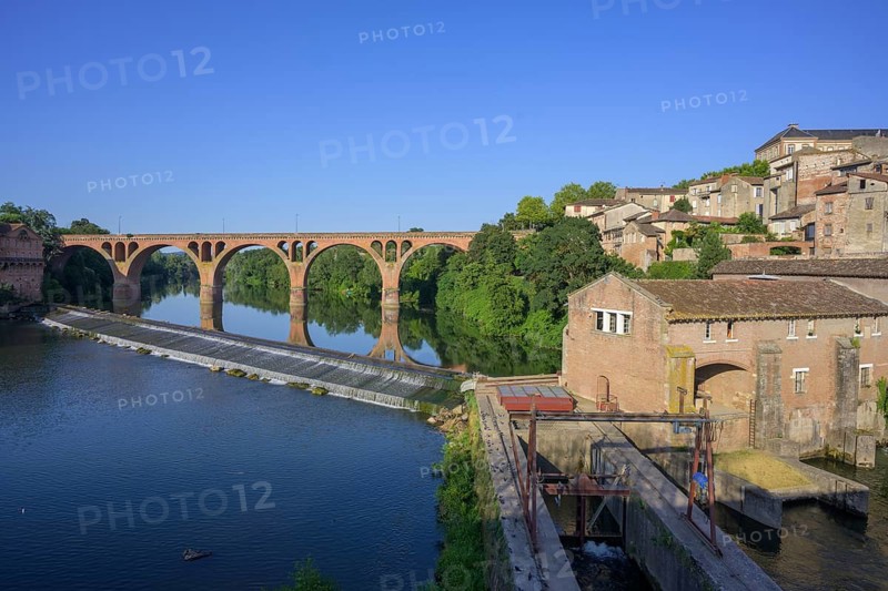 View from the Pont Vieux to the Pont du 22 Aout spanning the river Tarn, Albi, Département Tarn, France