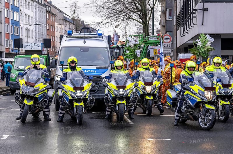Rose Monday procession in Düsseldorf, emergency services, secure, accompany the move, motorcycle policemen, in some cases heavy rain, North Rhine-Westphalia, Germany